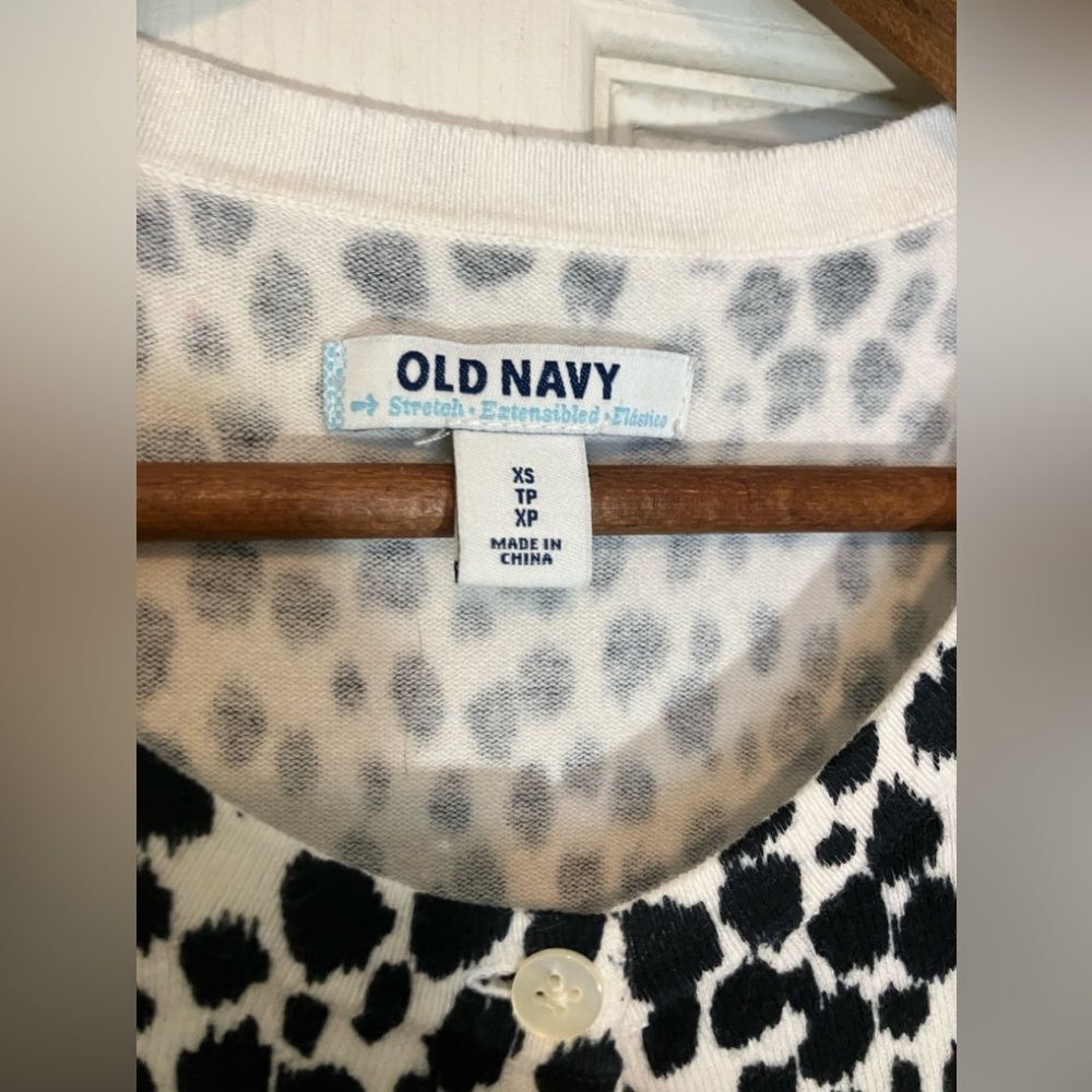Old Navy, short sleeve cardigan, beautiful buttons, excellent condition, size XS - Picture 2 of 2